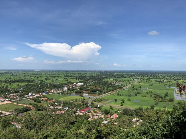 楽々到着しちゃったおかげで、ありがたみも少なく。。。<br /><br />絶景かな。絶景かな。カンボジアの平地と青空は他にない財産だと思う。<br />ただし、展望台が狭くって、360度見渡すって感じでもなく、90度くらい。<br />