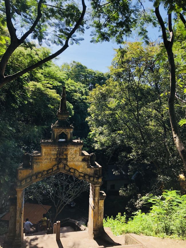 【3日目】<br />昨日とそっくり同じ朝ごはんを食べた後は（しつこい）、本日は、<br />ワットサンポーさんへ！<br />町からは12㎞、幹線道路沿いなので、バイクで行くと結構、ほこりだらけで<br />道すがらはのんびりとは楽しめなかった。<br /><br />サンポー山にある寺という感じ。<br />平地大国カンボジアの山からの風景が絶景と聞いて、楽しみにして行ったのですが<br />なんと、上までバイクで登れてしまいました。<br />トゥクで行く人は麓で乗り換えのようですが、バッタンバンの町からバイクで<br />行った我々はそのままめちゃ傾斜の急な坂をバイクでグウゥゥーーーーーーーーーーーォン！と<br />５分で絶景現場までラクラク到着。