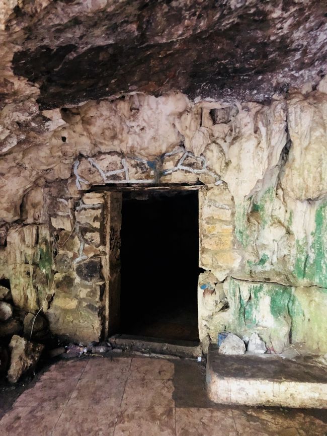 是非、展望台から100ｍくらい降りて二股になった所を登ってみてほしい。<br /><br />何の看板もないから、さくっと通り過ぎそうなこの一帯は、鍾乳洞なんです。<br />駐車場からの階段を降りて、左手にポツンとあるドア。<br />入ってみたくなるでしょ。<br />やばいです。３ｍ進んだら、一切外の光が入ってきません。<br />それで、本当に人がギリギリでくぐる穴が続いていて、ローカルの子たちは中に入って、消えました。<br />わたし、結構、どこでもなんでも来いですが、例のタイの子供たちの事件の直後で、まさに疑似体験しました。<br />携帯のスポットライトをふと消してみたんです。<br />そしたら、空気も消えるような深い闇が訪れました。<br />しばらく、そこで佇んでみましたが、こんな暗黒は生まれて初めての経験でした。