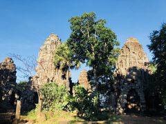 ワットバナン
頂上に、アンコールワットを同じ時代とのことだけど、350段の石段を
一つ一つこの大きな石を運んできたのだと思うと、
昔の人と現代のわたしが１本の気持ちの糸で繋がる気がする。