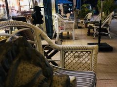 町中にあるBric-a-Bracという奇妙なホテル兼ショップ、兼Barなお店を発見。
オージーカップルがのんびりと運営するこのBarにて白ワインを頂いている間に、
突然始まる、ショウタイム！！！
まじ？！
ここでは言えない驚愕の内容に、歯がバラバラと音を立てて落ちそうになりました。