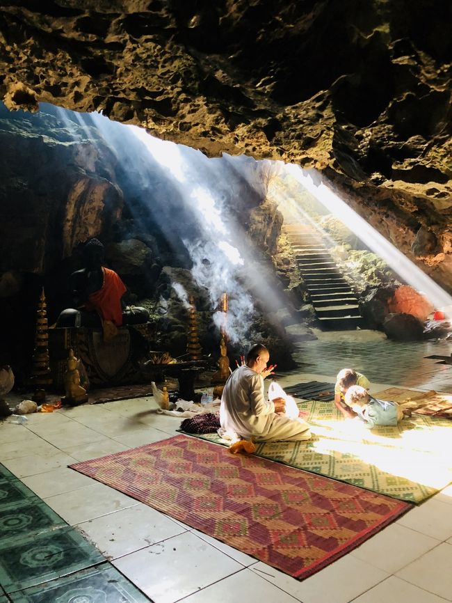 突如、開けた大きな空間に、神が鎮座しているではありませんか！！<br /><br />美しい。心臓に響いた。<br />太陽の光が洞窟の裂け目から入り込んで、そこに線香の煙が映って、まさに神の降臨を見た。<br />そこに尼僧のおばあちゃんと物乞いの子供たちが静かに戯れて。<br />わたしはそこにしばらく、声を失って呆呆然としておりました。