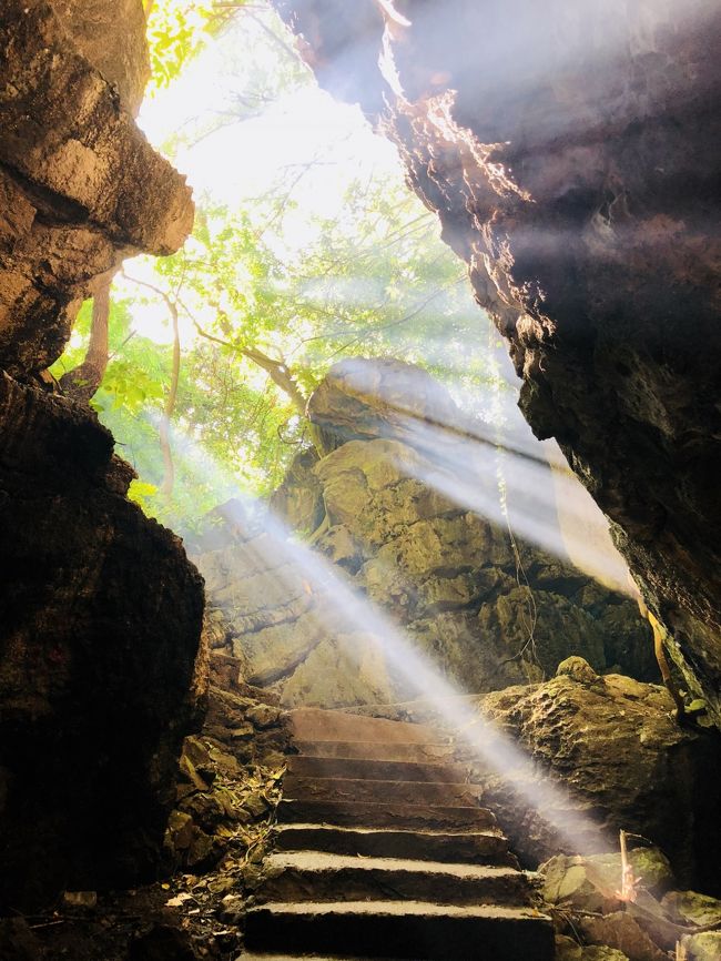 そのプライスレスな時間を静かに一人楽しんで、<br />一人、洞窟を出た。<br />カンボジアってすごいよなーーーって、また思う。<br /><br />【洞窟の幻想度】<br />★★★★★　MAX!