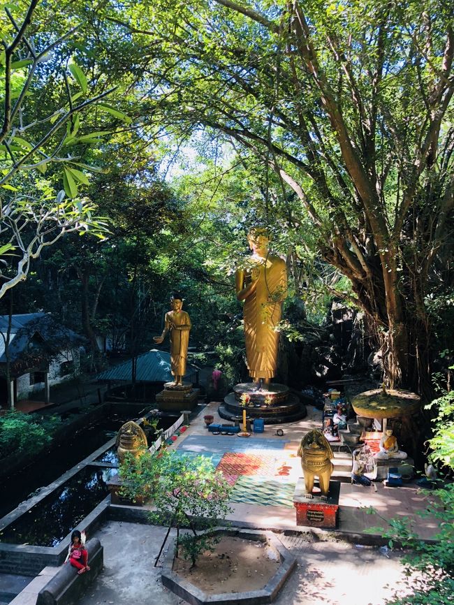 洞窟鍾乳洞を出て、大満足の余韻も冷めやらぬ間に、山を大分下ったところに、<br />キリングフィールドがある。<br />