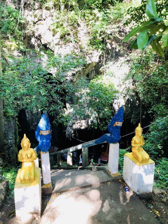 この山自体が鍾乳洞でできているから、ポルポト時代、<br />彼らはこの底なしの洞窟を利用して、殺戮した死体を放り入れていたらしい。<br />人間はかも残酷になることができるのか。