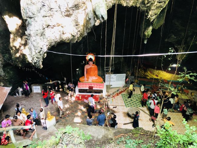 暗い歴史を拝むために、大勢の人たちが訪れていました。<br />ポルポトの殺戮現場はカンボジアには数えきれない程、たっくさんあります。<br />本当に、こんなド・田舎に！というような場所でも<br />なぜか大虐殺を行っていたわけです。<br />