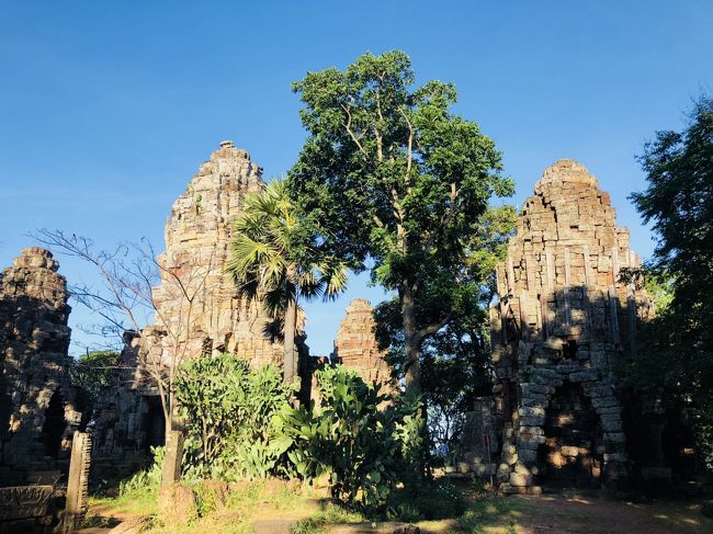 ワットバナン<br />頂上に、アンコールワットを同じ時代とのことだけど、350段の石段を<br />一つ一つこの大きな石を運んできたのだと思うと、<br />昔の人と現代のわたしが１本の気持ちの糸で繋がる気がする。