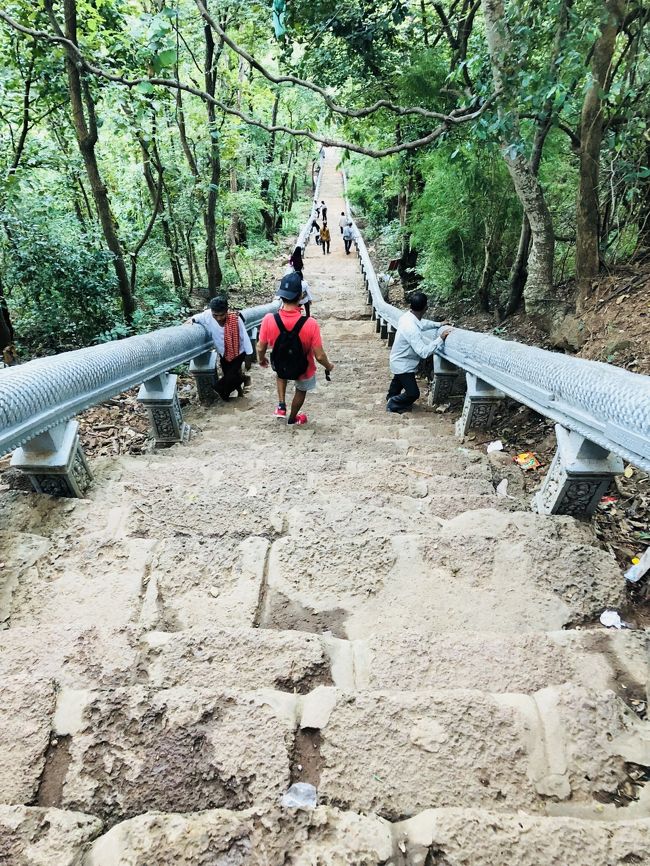すごい急な階段。<br />何が心臓潰しって、一段一段の幅が不均等だから躓きそうになるのもしばしば。<br />途中で数えるのをやめちゃったけど、情報によると350段だそうです。