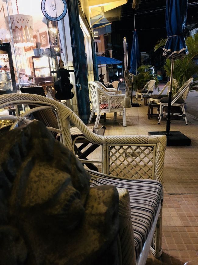 町中にあるBric-a-Bracという奇妙なホテル兼ショップ、兼Barなお店を発見。<br />オージーカップルがのんびりと運営するこのBarにて白ワインを頂いている間に、<br />突然始まる、ショウタイム！！！<br />まじ？！<br />ここでは言えない驚愕の内容に、歯がバラバラと音を立てて落ちそうになりました。