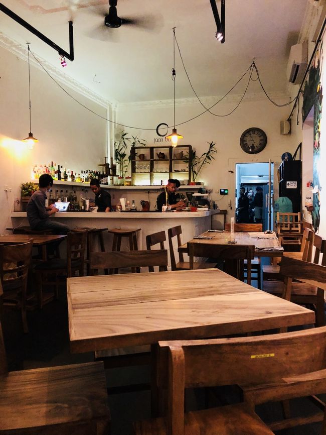 満足な一日を終えて、最後の晩餐は、こちら,[Jaan Bai]さんへ。<br />このレストランはバッタンバンで一番美味しかった。<br />カンボジアのフュージョン料理で、一品一品が丁寧に作られていたので、<br />疲れた体にほっこり染みた。