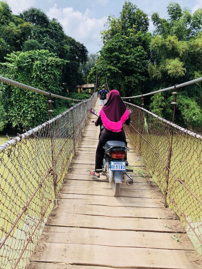 こんな風に、バイクでも片道ギリギリで、ワクワク。<br />結構、揺れます。