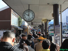 近鉄奈良駅
近鉄奈良駅から般若寺方面行きのバスに乗ります。直行バスも含め増便してましたが、すでにかなり並んでいました。