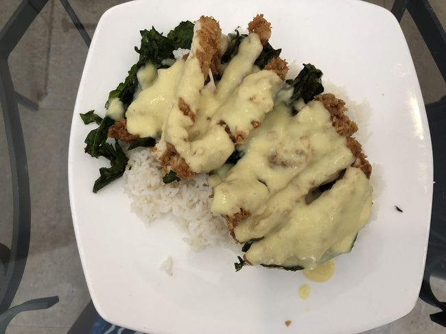 到着して、すぐお昼だし、川沿いにあったcafeにてランチ。<br />レモンチキンwithレモングラス。。。<br />めちゃ美味しそうなネーミングで頼んだら、<br />チキンカツのマヨネーズ和えに揚げレモングラス。。。<br /><br />@Cafe EDEN<br />