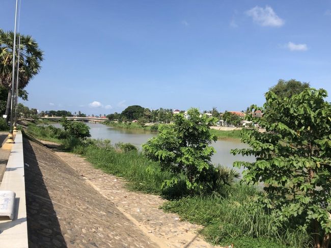 6時間弱でバッタンバンの町に到着。<br />町には１本の川が流れていて、とにかくのどかな空気が漂う町です。