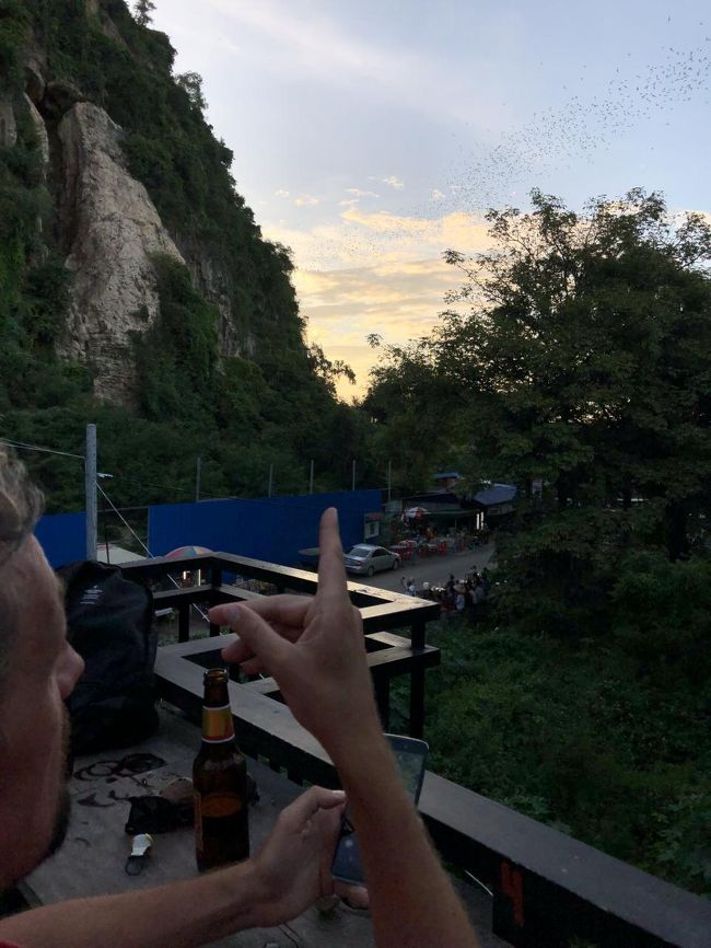 日の入りに間に合わせて、来た道をサンボー山の麓に逆戻り。<br />コウモリのショウタイムにキッチリ間に合いました！<br /><br />亀裂が見える位置に掘っ立てBARが数件。<br />日暮れ近くになると、どこからともなくうようよと人々が・・・　<br />昼間、この人たちはどこにいたんだろうっていうくらい、席は満席に。<br /><br />ワクワクしながら、その瞬間を待ちます。<br /><br />