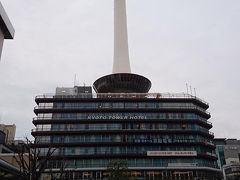 京都駅の目の前にある京都タワーに行きます。