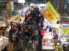 さて、ここ唐戸市場では、毎週金・土・日と祝祭日には「活きいき馬関街」というイベントをやっていて、新鮮でデカネタお寿司を一貫からお好みで購入する事ができるのです！