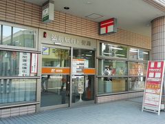 弘前駅前郵便局

駅前郵便局と言えば、鉄道なら最も利用しやすい局ですが、
車だと最も利用しにくい局です。　駐車場が有りませんｗ