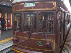 嵐電嵐山駅のホームに行くと、
そこにはレトロな外観の路面電車が停まっていました。