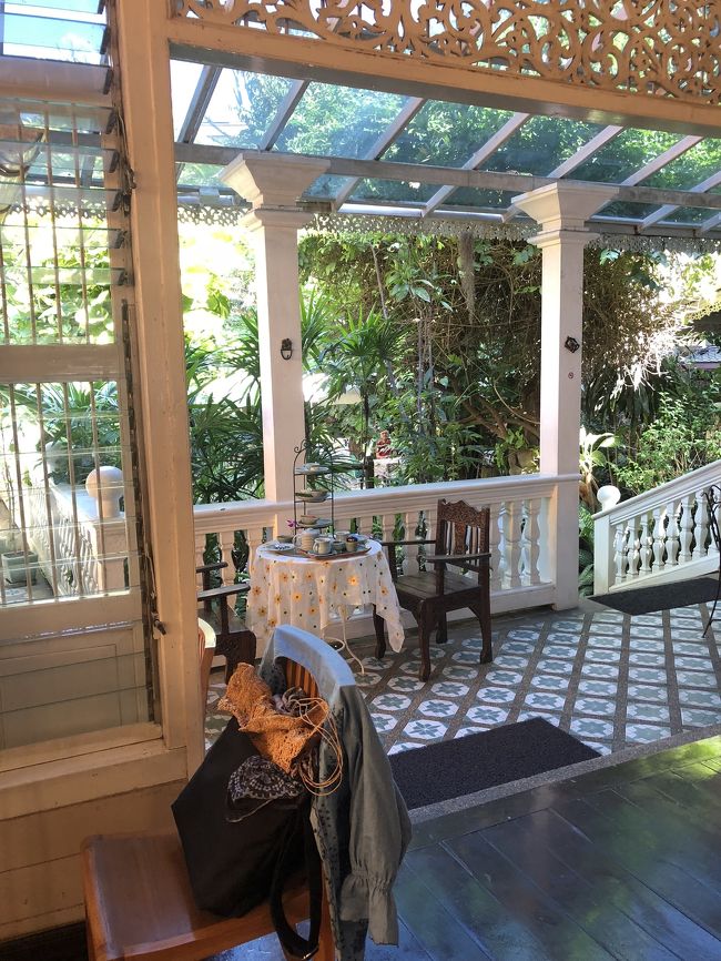 「Raming tea house siam」<br /><br />翌朝、brunchでラミンティーハウスへ。<br />タイfoodメニュー、普通の朝食setもありました。<br /><br />綺麗な中庭、cafeと一緒にセラドン焼きが買える雑貨屋も併設しておるお店で、とってもオシャレ！