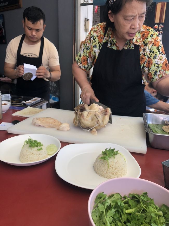 ［カオマンガイゴーイー］<br /><br />お腹も減ったところで、カオマンガイのお店にgo！<br /><br />車でニマンヘンの方へ移動し、カオマンガイゴーイへ。着いたのが1時半くらいでランチギリギリでした！<br />目の前でどんどんチキンが捌かれていく！<br />そして美味しい！！