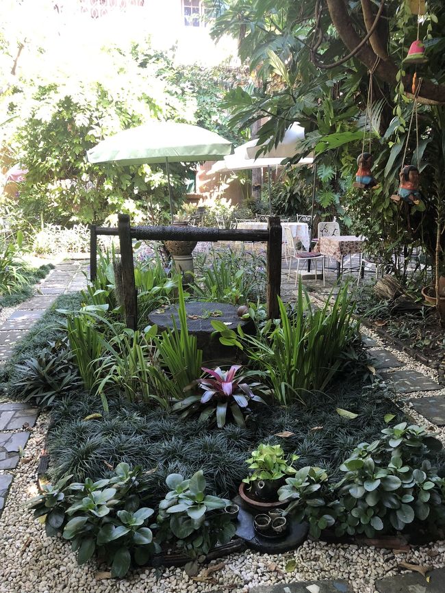 静かな中庭がとってもキレイ。<br />日本でもこんなとこで朝ごはん食べたいなぁ