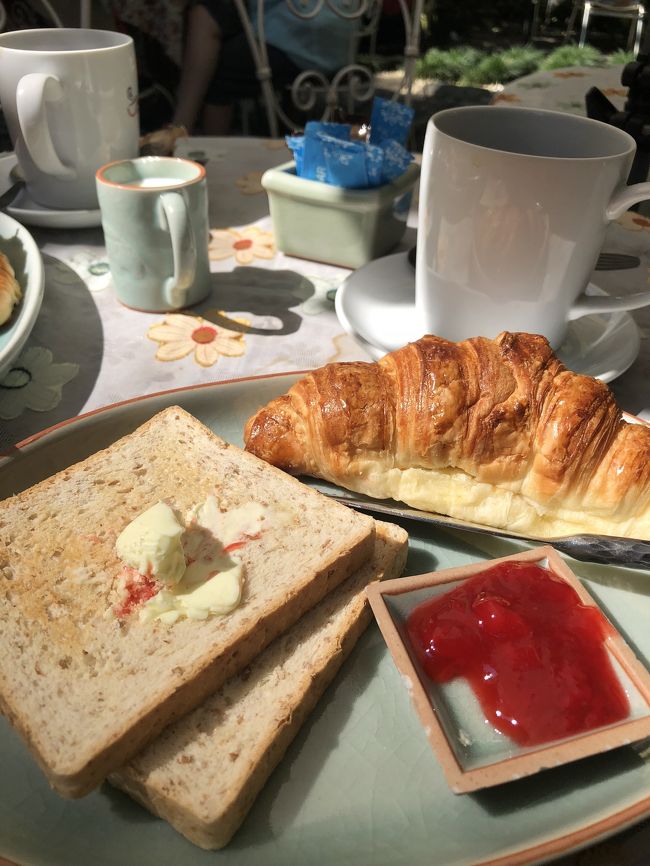 我らは普通にコンチネンタルブレックファーストにしました(^^)