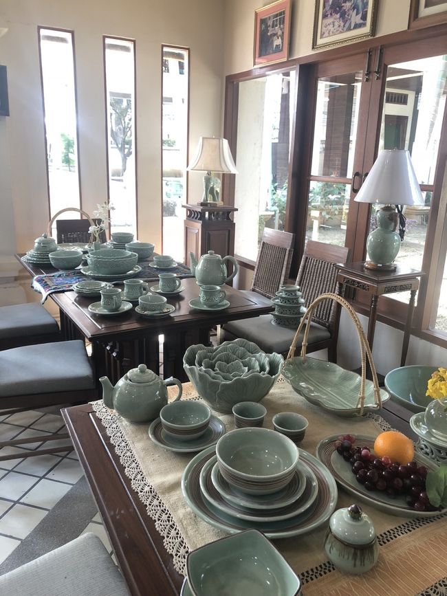 セラドン焼き工房巡り①<br />［バーンセラドン］ <br /><br />今日は一日free観光です。<br />車チャーターして色々廻る予定を組みました。<br /><br />まず先に行ったにはバーンセラドン。<br />shopと工房が併設されてて、高そうな壺みたいな物から、手軽な物まで色々あります<br /><br />セラドン焼き特有の緑がキレイ<br /><br />商品は店内にありますが、一部アウトレット品としてB品が屋外に置かれて安く販売されてましたー