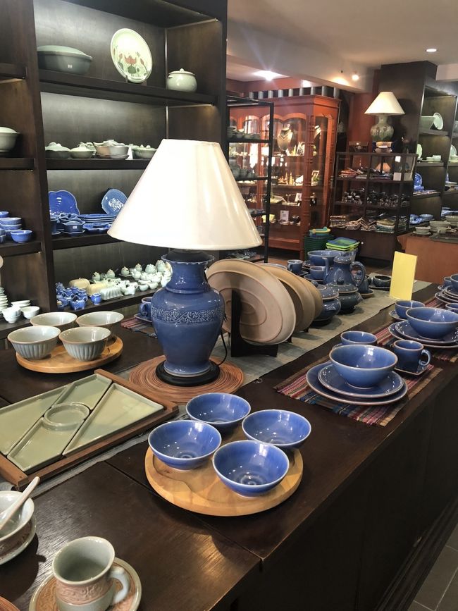 セラドン焼き工房巡り②<br />［サイアムセラドン］ <br /><br />2軒目はサイアムセラドンです。<br />こちらもshopと工房が併設されていて、見学できるようになってました。<br /><br />お皿のデザインなど含め、こちらのほうがモダンな感じですね。