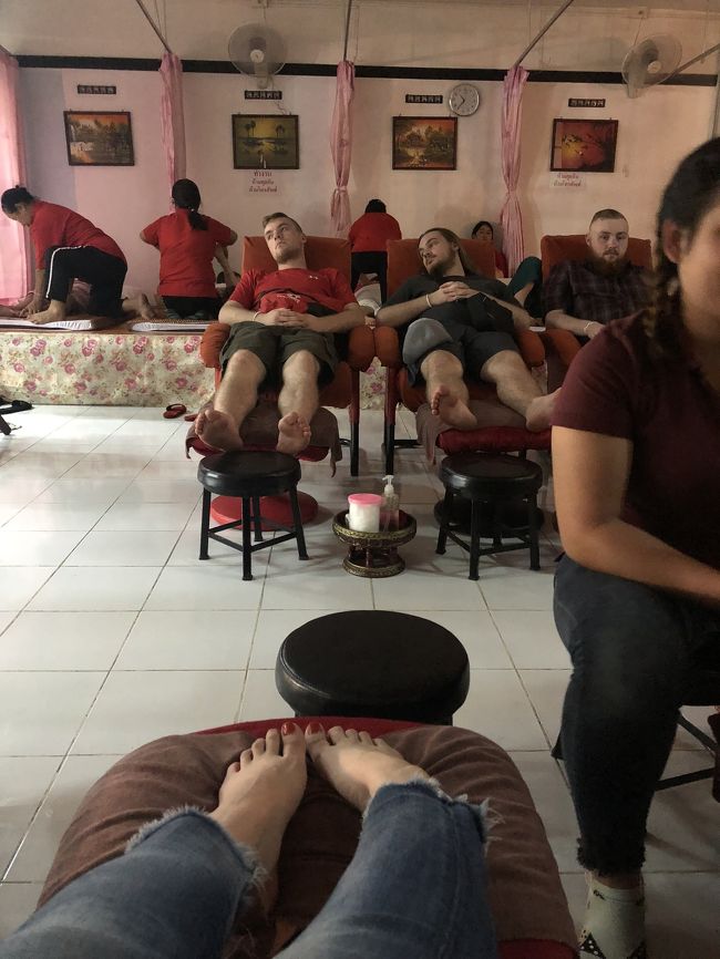 ナイトバザール帰りに<br />プラっとマッサージへ！<br /><br />120バーツ位だったかなー<br />夜23時でも満員御礼なお店。