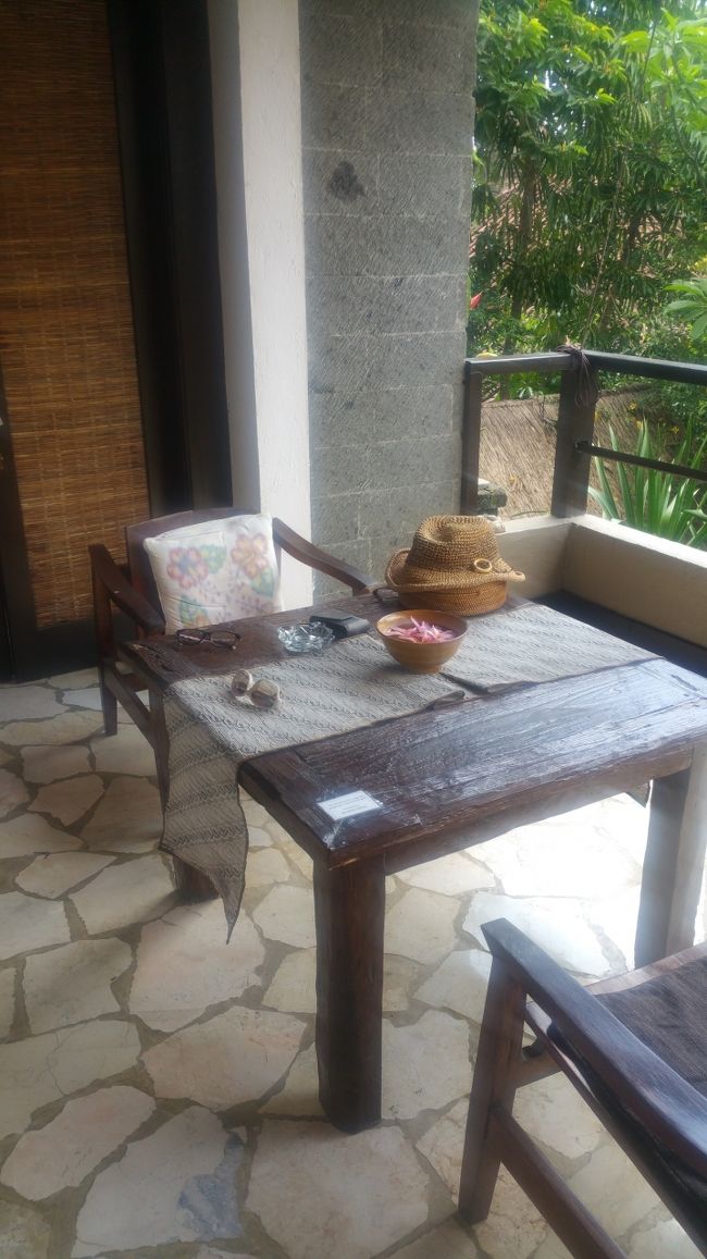 階段を上がった2階の一部屋 Sundat roomの入り口がテラスになってます。