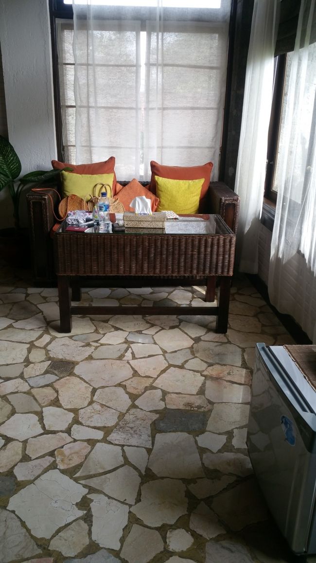 出入口の扉は閂と南京錠。<br /><br />扉を開けると右側に小さめな冷蔵庫。<br /><br />正面にはソファーとテーブル。<br /><br />このソファー座り心地が良かった...♪*ﾟ<br /><br />冷蔵庫も小さかったけど、そんなに入れる物なかったし、充分だったし便利でした。<br /><br />冷蔵庫の上にペットボトルの水が1本ありましたが、後日なくなっても補給はされませんでした。