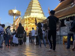 キンキラで眩しいくらいの建物