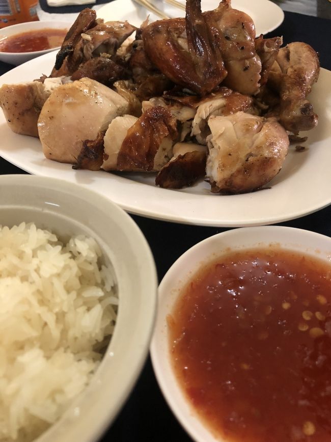 「SPチキン」 <br /><br />最終日、夜23時発のフライトまでfreeです。<br />今日は市内回ろうと思って、自転車をレンタルして動く予定です。<br /><br />チェンマイ市内には、モバイクという自転車シェアが普及したらしくモバイクの利用も考えましたが、事前にアプリDLしてクレカ登録しないといけない様です。<br />一日だけのためびクレカ登録も嫌なので、通常のレンタサイクル店を探しました。<br /><br />まずは腹ごしらえに、SPチキンへ！<br />店前でチキンが炭火で焼かれてます。<br />ぐるぐるチキンが回りながら、じっくり焼かれていく様を見ながら待つ。<br /><br />そしてチキンはうまい！！！<br />柔らかい！！！<br /><br />あー日本にもこの店あったらいいのに