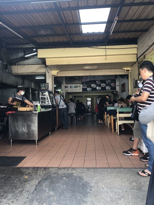 11:30に着いた時は2-3組だった列が、食べ終わった頃には10組以上になってた