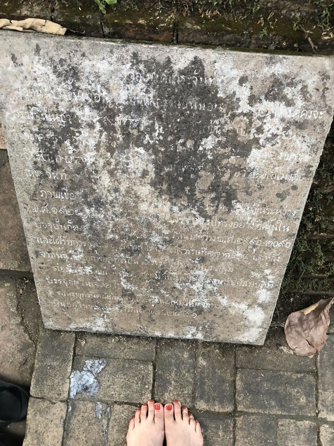 「ワットウーモン」 <br /><br />お次はワットウーモンです。<br />ドイステープから車で30分位かな？<br /><br />先ほどのドイステープとは打って変わって、静かなところ。<br />タイはキラキラなところが多い中、ここは厳かな雰囲気があって、なんかいい感じ。<br /><br />洞窟をくぐった中に仏像が鎮座していて、洞窟の上には塔のような建物がありました。<br />