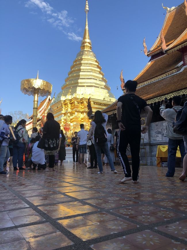 キンキラで眩しいくらいの建物