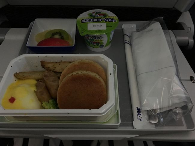 2回目の機内食も洋食です。<br />これも美味しかったです！！！！<br /><br />いつも和食にしようと思いながら、直前で洋食に変えるタイプです（笑）<br /><br />パンケーキおいしかった！！！<br />フルーツもさっぱりして、ビタミン取れてうれしいですね＾＾<br /><br />海外旅行はいつもヨーロッパが多いので、長時間のフライトも慣れました。<br />映画を見て、少し寝てまた映画。<br />毎回時差ボケがひどいので対策をと思いながらうまくいきません。。<br /><br />時差ボケでいつも胃の調子が最悪です・・・・・<br />想定内ですけど・・・