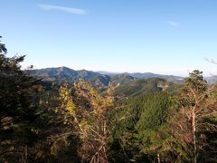 高野山を後にします。

高野山は標高900メートルの高地にあります。
境内にいるうちは高さをまったく感じないのですが、一歩外へ出ると、改めて高い所にいたのだと気づきます。

私たち、昨日はバスの一番前の席だったので、この日は後ろの方の席になりました。
