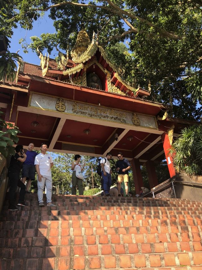 「ドイステープ」 <br /><br />お腹も満たしたところで、今度は寺院観光に。<br />車でウネウネした山道を登り、着いたのはドイステープ寺院。<br /><br />昨年来た時は、午前中9時位に行ったのでそんなに人は多くなかったのですが、今回は午後15時位だったので観光客がたくさん！<br /><br />ドイステープの山頂に行くには、徒歩で300段くらいの階段登るか、ケーブルカーで行くかの二択です。