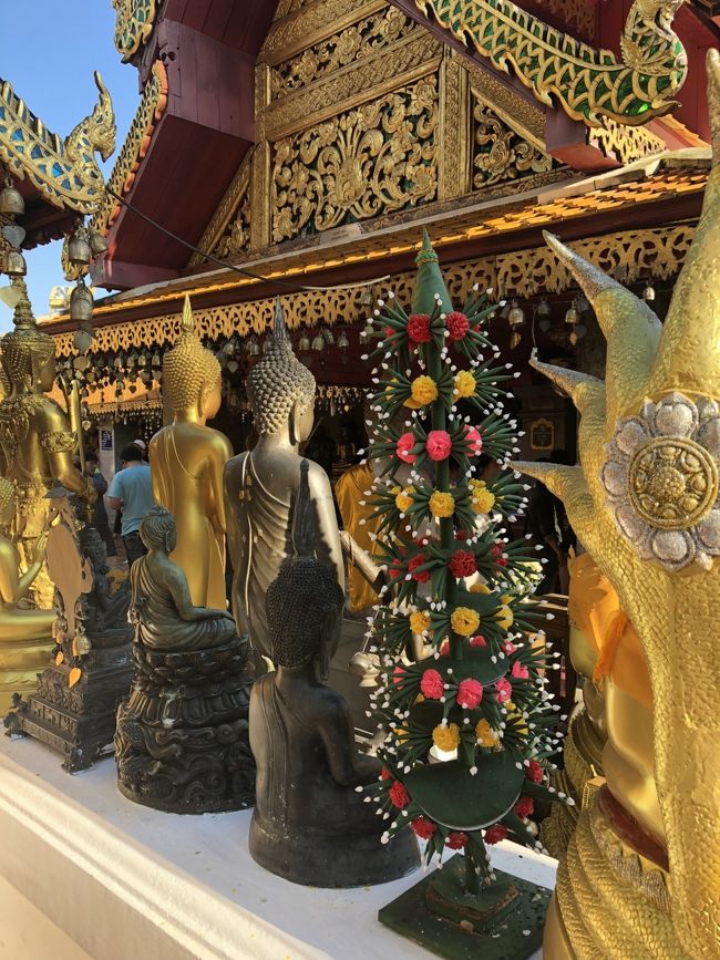 寺院の他に、チェンマイが見下ろせる展望デッキみたいのもあるんですが、スマホではイマイチいい写真が取れずww<br />upしませんでしたー