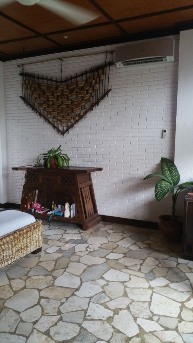 ソファーの横には飾り棚とエアコン。<br /><br />飾り棚の下にメイク道具や小物を置いて使ってました。<br /><br />思いっきり設置した後に撮影したので、バッチリ映ってますが(´>∀<｀)ゝ<br /><br />棚の上にはアクセサリーやインセンスを置いてました。