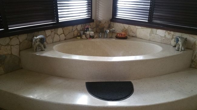 ジャンジャジャ~~~ン！！！<br /><br />でっかいパスタブ！！！<br /><br />横幅Ubudiの身長よりあるよ( ˊᵕˋ ) '`'`'`<br /><br />コーナーにバスタブ設置なんて考えたね(,,ò᎑ó,,)و✧*｡<br /><br />Ubudi大好きなアウトバスルーム(ㅅ˘˘)♡*.+゜<br /><br />シャワーが埋め込み式になってて、シャワーハンドルを持って引っ張ると、伸びるという今まで見たことがないタイプでした。<br /><br />このシャワーハンドルを高い位置に掛ける所がなくて不便と、レビューにありましたがUbudiは基本バスタブに座って洗ってましたので、シャワーを都度埋め込みに戻してました。<br /><br />お湯の勢いも良いしジャンジャン出るし温度もバッチリだし、Ubudiにとっては最高のバスルームでしたよ(*ˊᵕˋ*)੭ .｡.:*♡