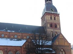 そして、広場に面して堂々と佇むのがリガ大聖堂です。

この大聖堂は、1211年アルベルト司教によって建てられました。
18世紀後半まで増改築が繰り返されたので、ロマネスク、ゴシック、バロック様式などが混在しているそうです。

現在の姿は18世後半のもので、バルト三国における中世の大聖堂の中で最大規模だそうです。