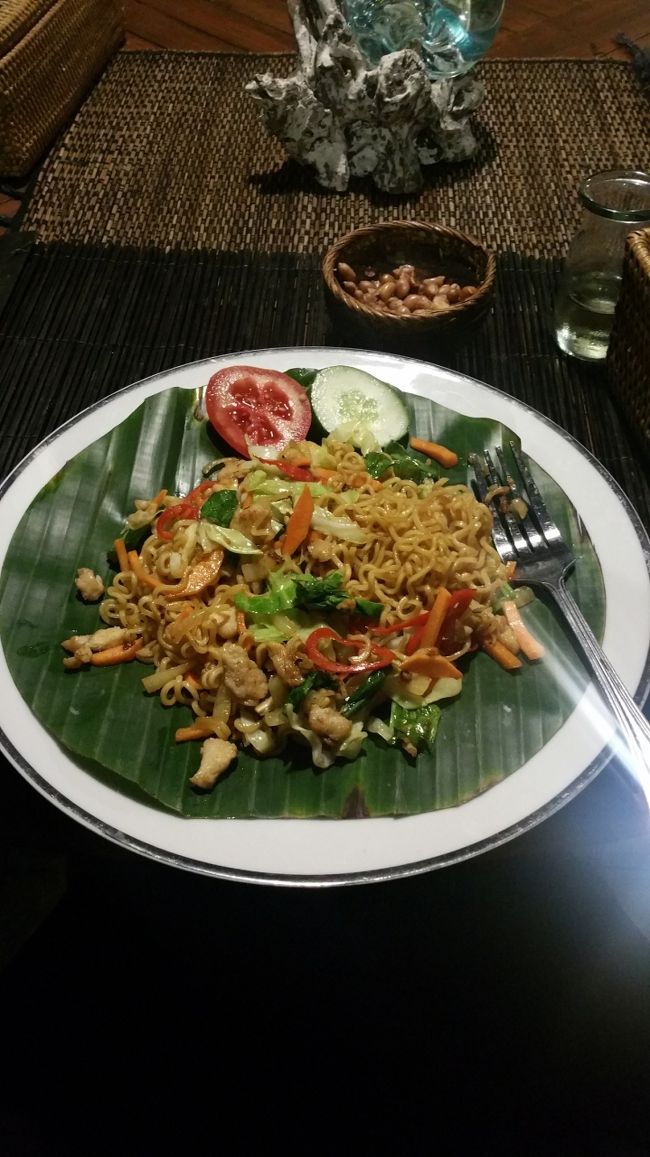 バリと言ったらミーゴレンでしょ！！！<br /><br />いっただきま~~~すψ(๑'ڡ'๑)ψ<br /><br />( '༥'  )ŧ‹”ŧ‹”ŧ‹”ŧ‹”ŧ‹”ŧ‹”ŧ‹”ŧ‹”ŧ‹”ŧ‹”<br /><br />なにこれ~~~！！！<br /><br />めっちゃ旨いんすけど°˖✧◝(⁰▿⁰)◜✧˖°<br /><br />なんかね、巷にありがちなミーゴレンじゃないのよ(ヾﾉ･∀･`)<br /><br />ガーリックとね、なんだか分からないんだけど、旨いスパイス使ってて、マジで美味かったよ(｡˃ ᵕ ˂ )ƅ<br /><br />調理するのは若い女の子のスタッフのKomangちゃん。<br /><br />とってもシャイで控えめだけど可愛い子だったな(ㅅ´ ˘ `)<br /><br />Ibu Dewiのレシピを忠実に調理する名コックさんでした。<br />