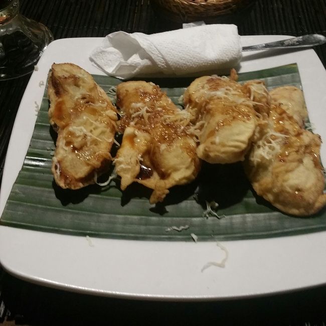 デザートはいかが？とすすめられて食べてみたかったピサンゴレンをお願いしてみましたよ。<br /><br />結構、硬めの衣で揚られてて、シロップも一緒に出されるんだけど、バナナがすごく甘くて、シロップなしでいただきました。<br /><br />想像以上に甘かったけど美味しかった...♪*ﾟ<br />