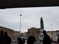 10時30分頃、フィレンツェ サンタ・マリア・ノヴェッラ駅に着きました。

...あれ、雨が降ってる( ´･ω･` )

天気予報でも雨マークがなかったので、折り畳み傘をホテルに置いてきてしまいました。
駅前にいた黒人から折り畳み傘を5ユーロで購入。