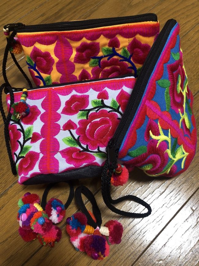 「モン族市場」<br /><br />カラフルな布製品が所狭しと並べてある市場には、たくさん商品が並んでます。<br />色が多すぎて、目がチカチカしますw<br /><br />市場で商品に夢中にになって写真撮り忘れたーー<br />これは日本に返ってから、買ったものを写真に撮りました