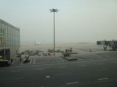 12:57頃、北京空港に到着。この日も空気が霞んでいました。
乗り継ぎの審査は自動機になっていてすぐに通過することができ、保安検査も混雑しておらず、13:12頃には制限エリアに入れました。