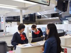 さっそくチェックインして身軽になってしまいましょう。
荷物は小まめに渡航した際に持って行っていたので比較的軽かったのですが、中身は軽くともスーツケース２つと中々かさ張ってかさ張って(・・;)　